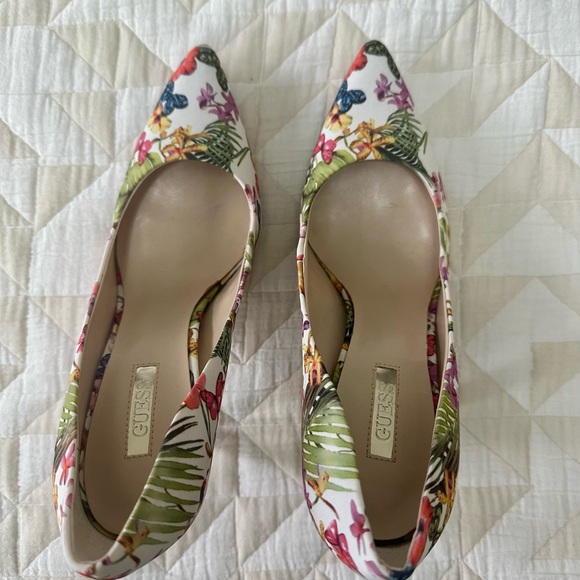 Guess ( Carrie) NEW never worn without box
- Women’s Size 6
- Stiletto 4 inch - Picture 3 of 4